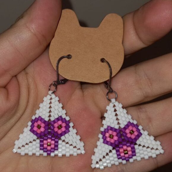 ๐ธ New Handmade Beaded Earrings โ Violet Bloom ๐ธ - Picture 2 of 3